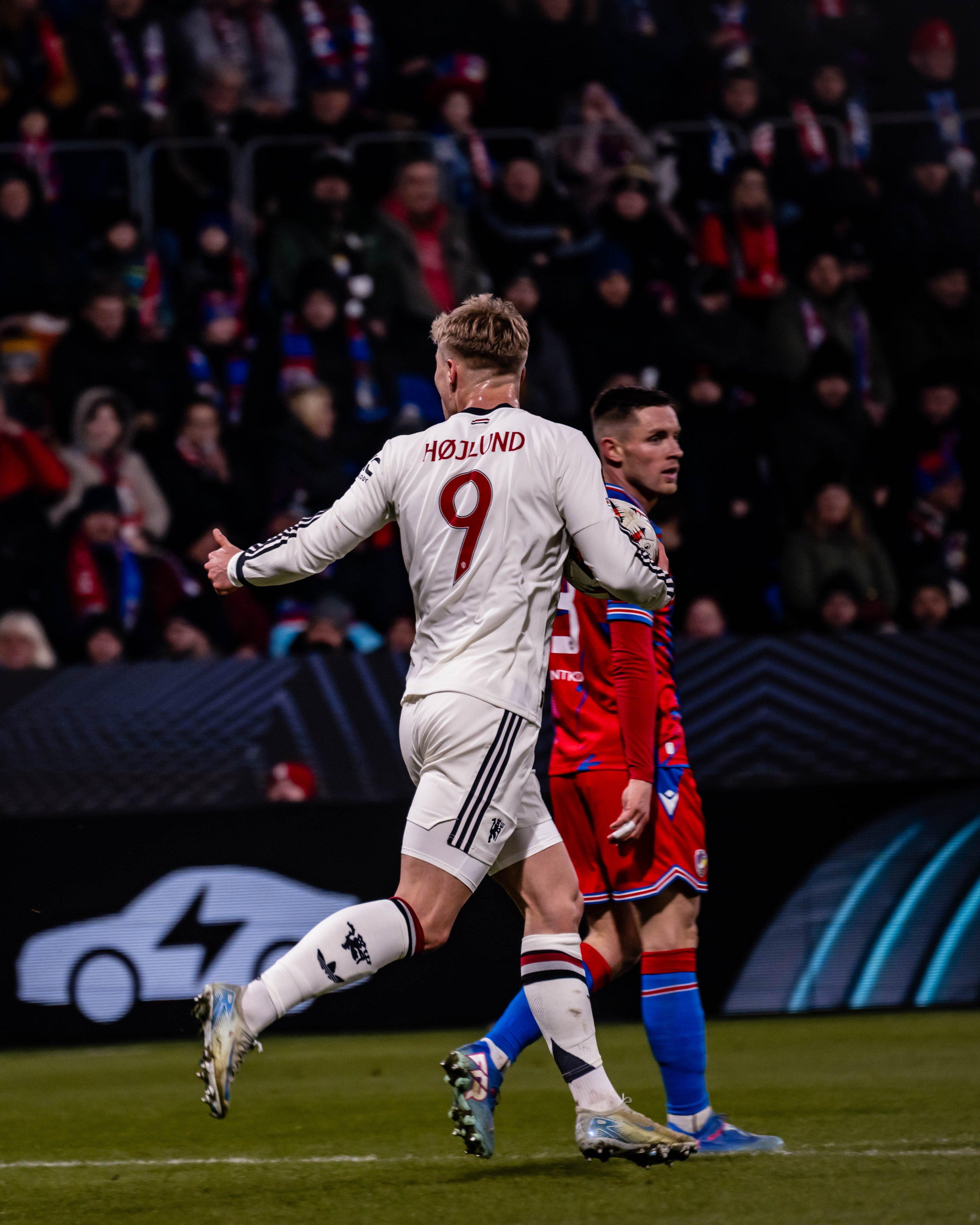 曼联客场逆转南安普敦,取得胜利 曼联客场逆转南安普敦,取得胜利