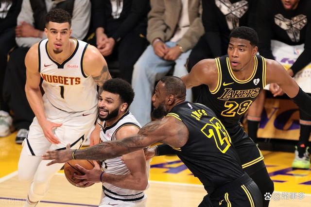 场上球员们的技术各有千秋,全力奋战争取胜利的简单介绍 场上球员们的技术各有千秋,全力奋战争取胜利的简单介绍