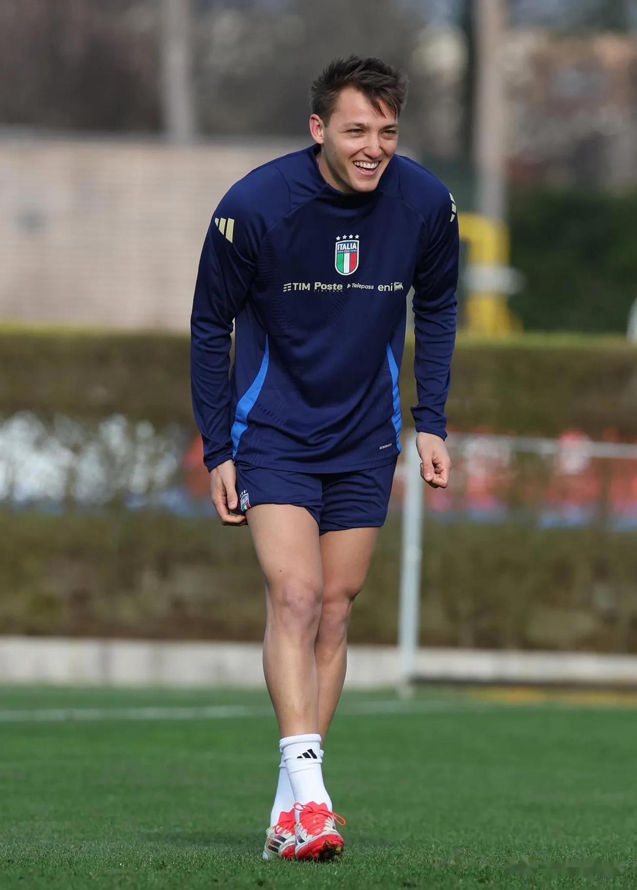 意大利队奋力拼搏，冲刺前行